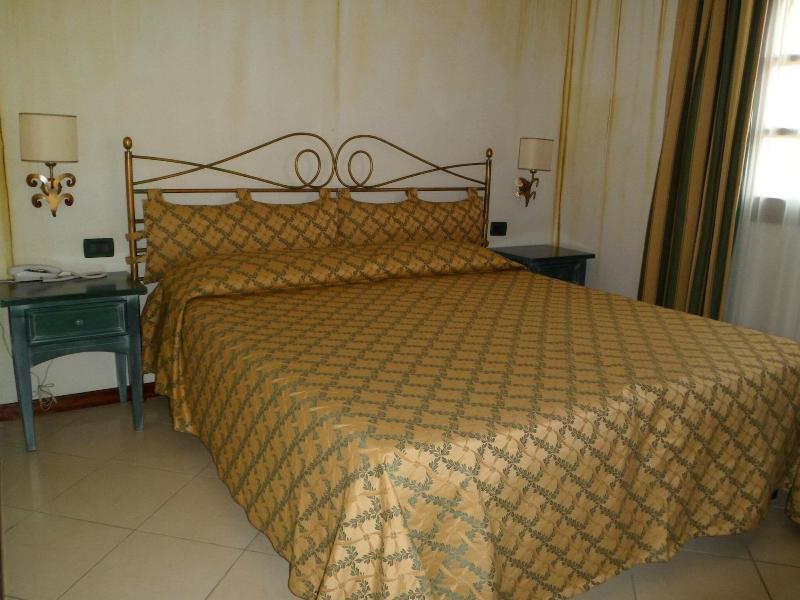 Hotel Terra Di Gallura Budoni Exteriör bild